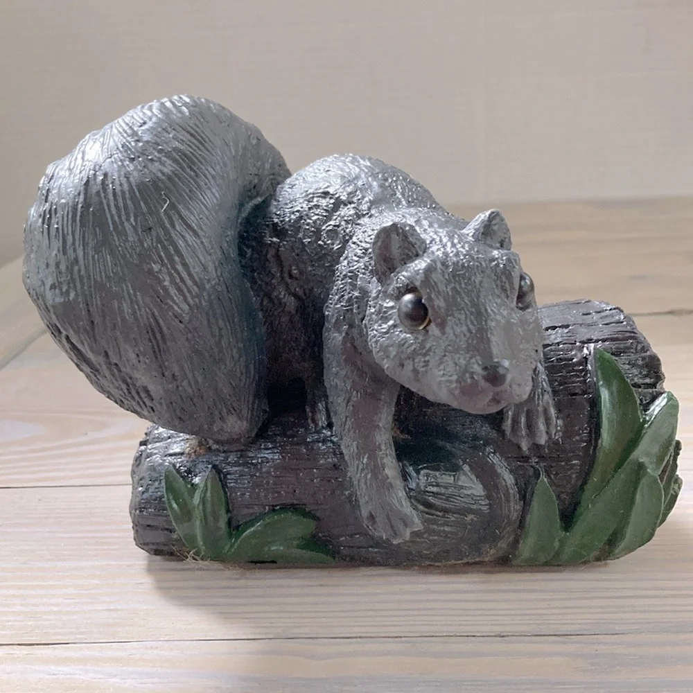 GRAY SQUIRREL Resin Outdoor Garden Decor on a Log 7 x 6 x 5 inches